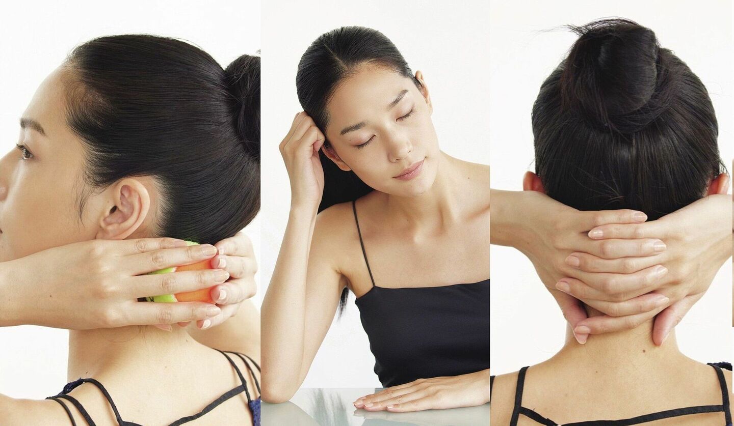 エイジングデザイナーの村木宏衣さんに、隙間時間に簡単にできる頭皮マッサージメソッドを受けている女性