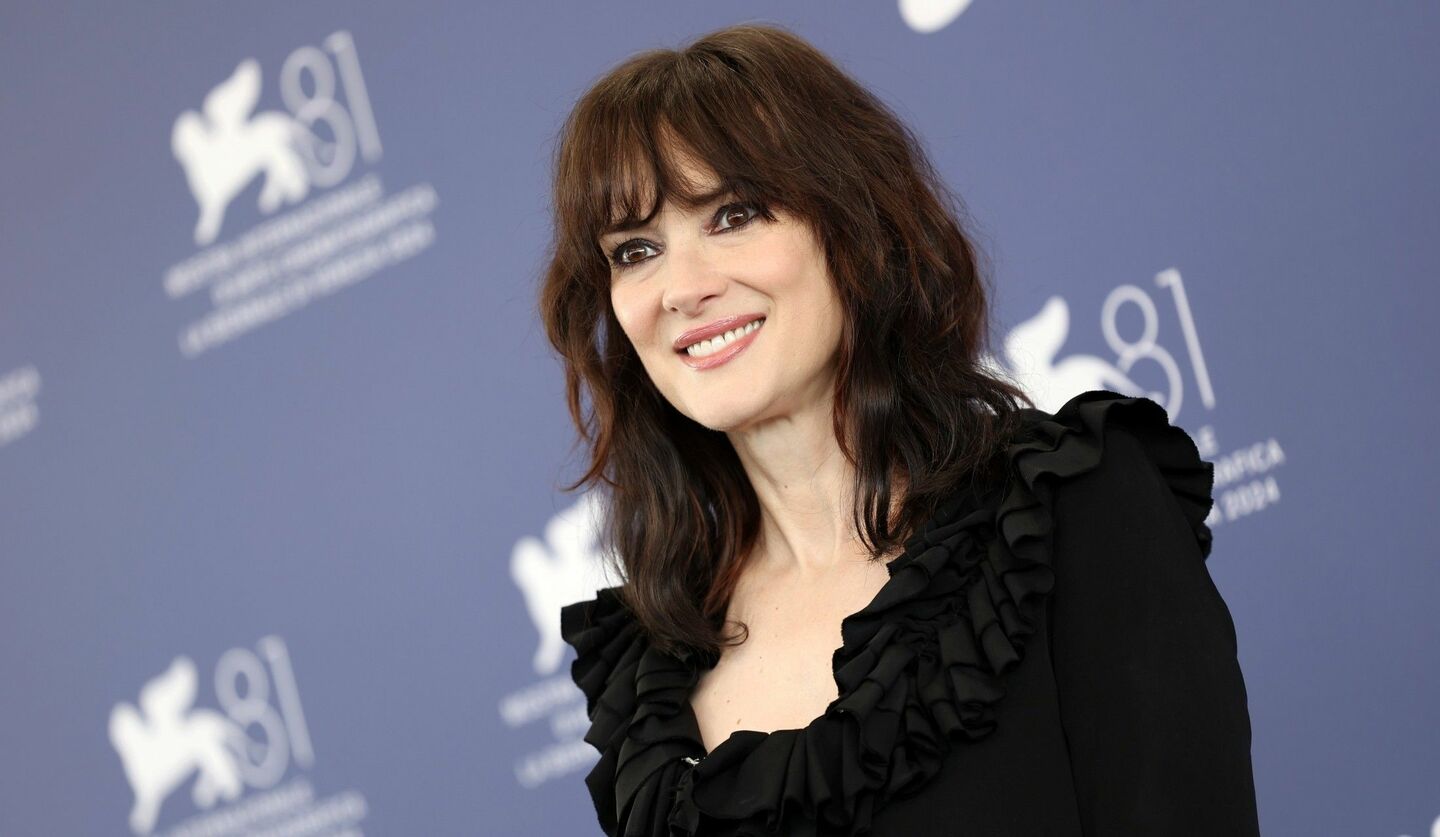 壇上に立つウィノナ・ライダー　フォトコールを受けるハリウッドセレブ　欧米人の女優　