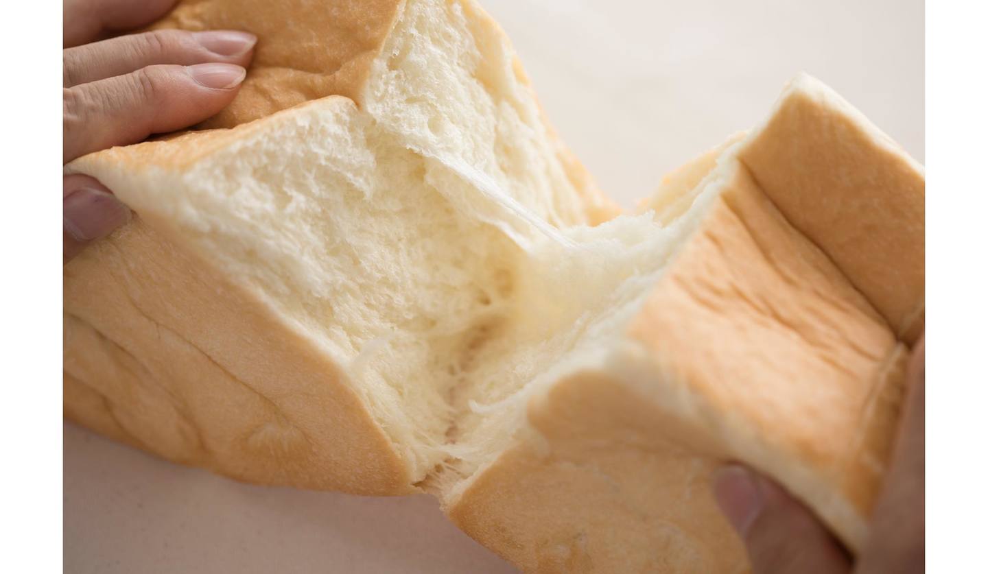 「銀座に志かわ」の高級食パンを手で割く様子