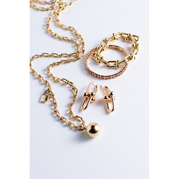 インパクト淡色ワントーンの優しい雰囲気のままでは、コーディネートが締まらない。どこかにインパクトを与える工夫が必要。ここでは分量のあるゴールドジュエリーでミラノマダム風に。