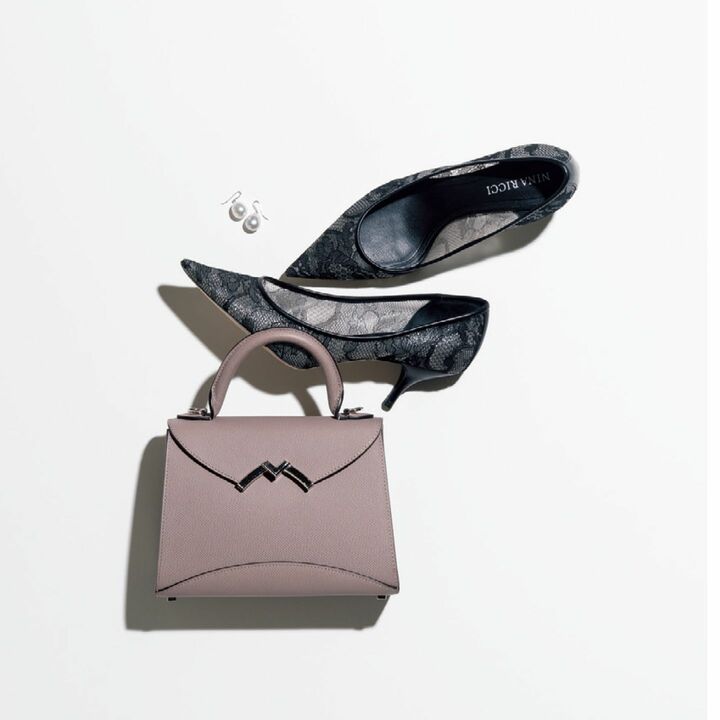ピアス［ホワイトゴールド×南洋パール］￥70,000（アルテミス・ジョイエリ）、靴［ヒール6cm］￥89,000（ストラスブルゴ〈ニナ リッチ〉）、バッグ［縦15×横20×マチ8cm］￥458,000（モワナ メゾン GINZA SIX〈モワナ〉）　［Precious2019年7月号96ページ］