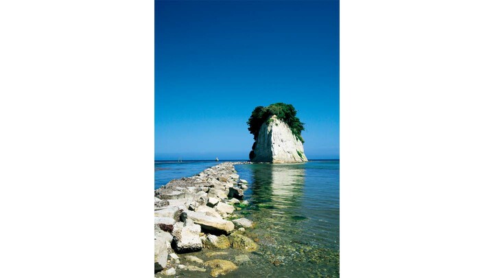 震災前の見附島。