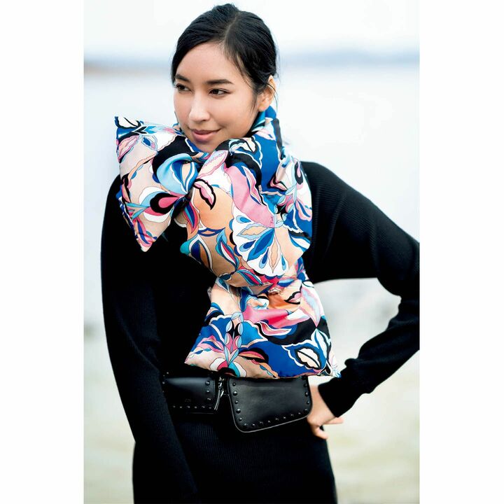 ダウンマフラー［長さ160×幅30cm］￥70,000・ニットワンピース￥247,000（エミリオ・プッチ ジャパン）