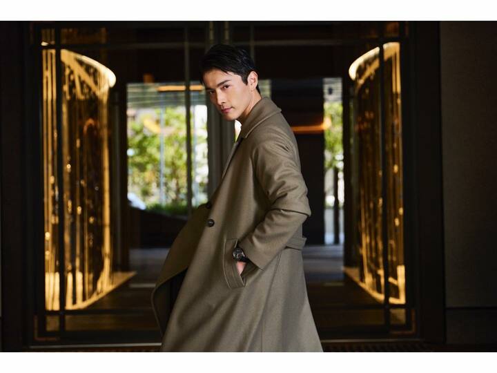 コート¥104,500(トヨダトレーディング プレスルーム〈イーヴォ〉) ニット¥71,500/(にしのや〈ヘリル〉) 時計¥1,683,000(スウォッチ グループ ジャパン〈オメガ〉)