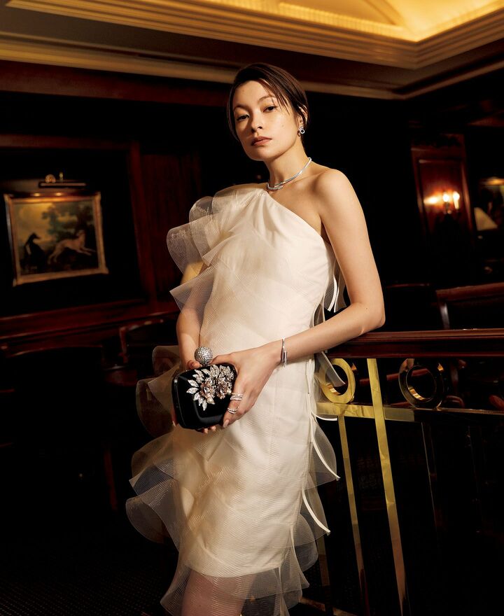 アクリスのウエアを着用したモデルの太田莉菜さん