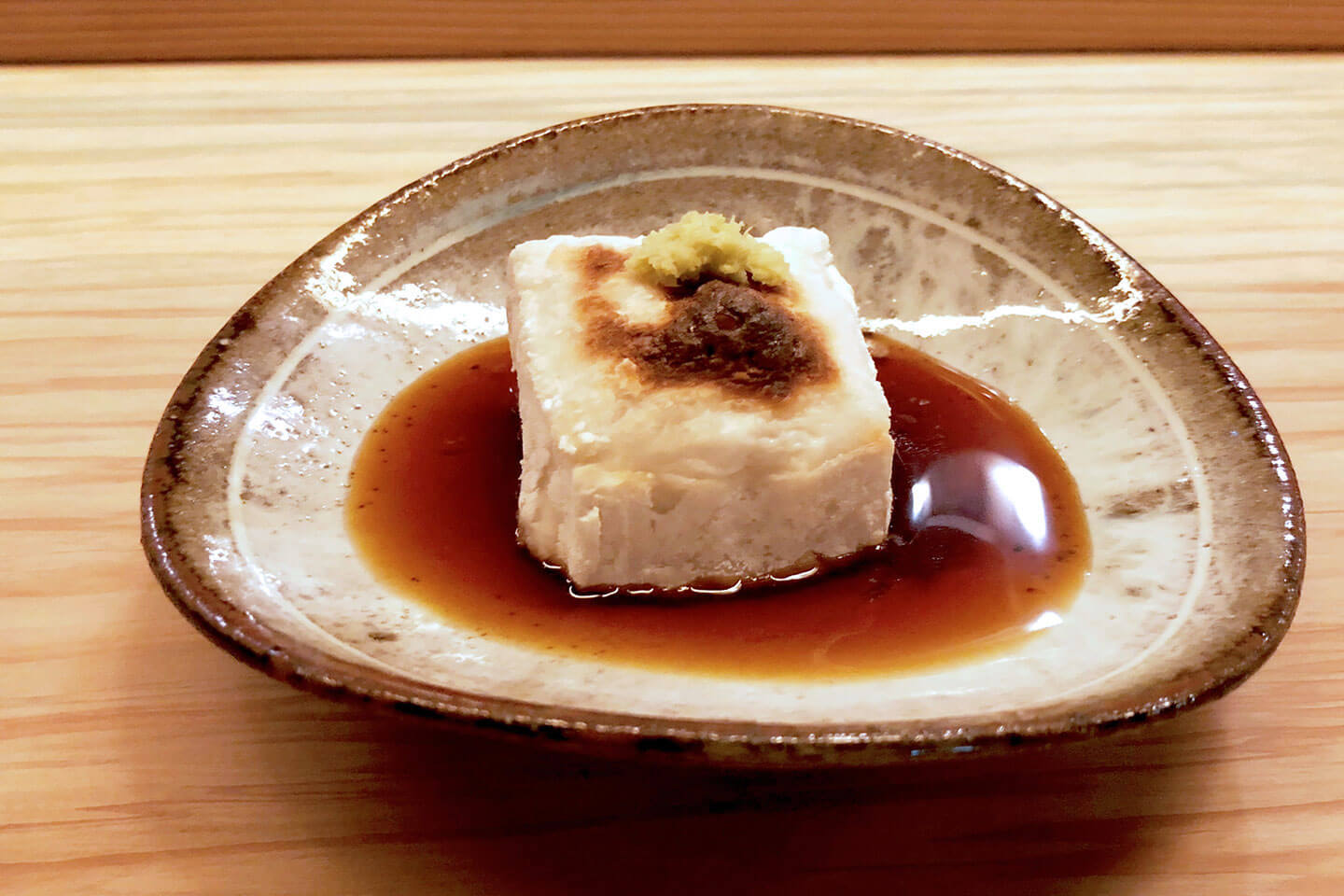 コースの始まりに「焼きごま豆腐」。餡とのコントラストもうれしい