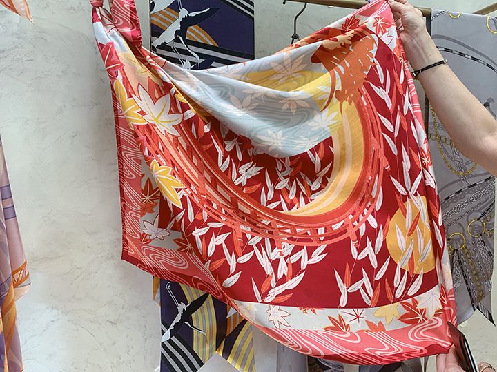 紅葉や水紋など、日本古来の柄をモダンにデザインしたシルクのスカーフ ¥50,000(税別)