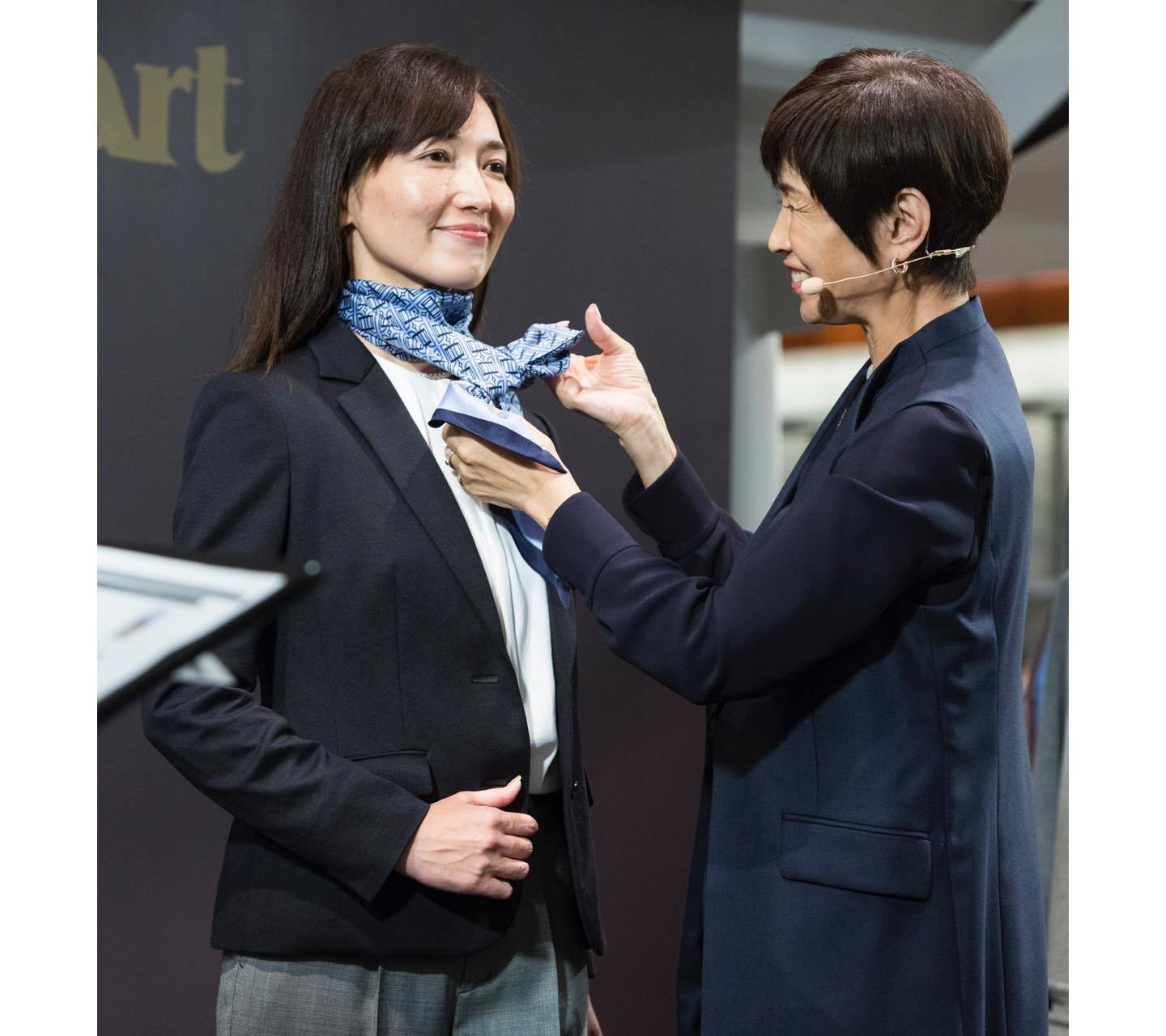OFFシーンにも活躍するカジュアル感のあるジャージー素材のジャケットにも、シルキーなスカーフを巻くだけでエレガントな印象に早変わり。「色をさすことでスタイリング全体も華やぎますし、年を重ねるごとに気になってくる首元も上手くカバーできるという点でお勧めです」