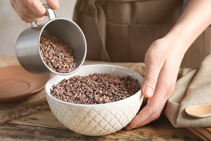 100%カカオのカカオニブは、そのまま食べるとビターチョコレートのような風味を楽しめる