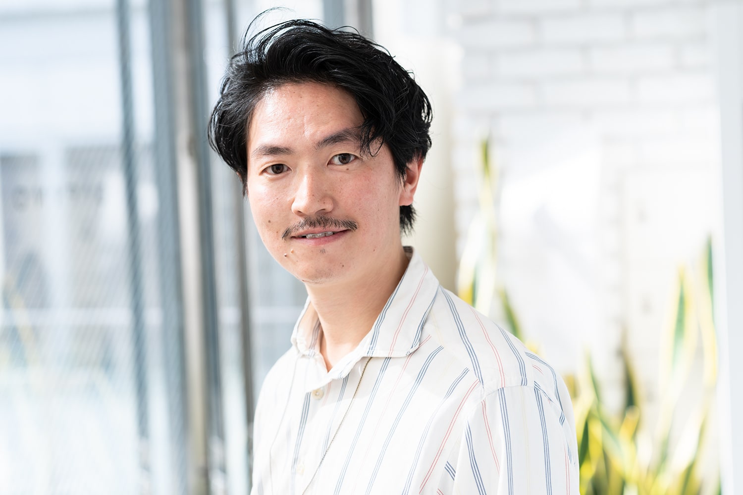 DIFINO aoyama店長・山口祐亮さん。絵を描くのが趣味。「気が向いたときにキャンバスに向かってます。作品をプレゼントするとすごく喜ばれるんですよ」