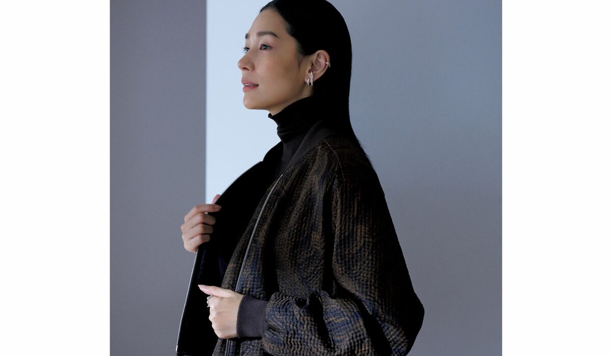 印象美を叶える、艶やかな「エルメス」のシルクブルゾン｜スポーティに