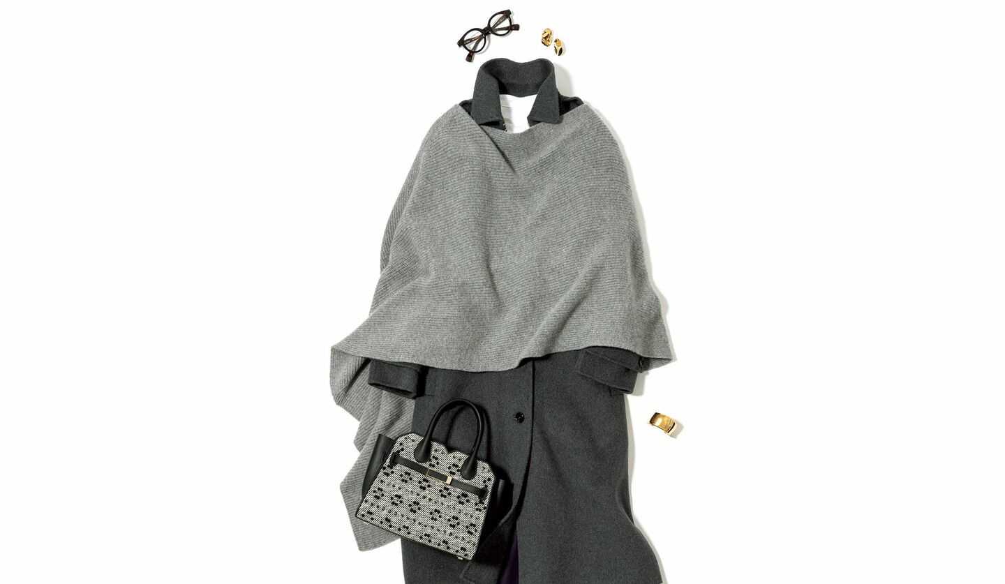 「セオリー」のコートの上に「オーヴィル」のケープニットをレイヤードしたコーディネート