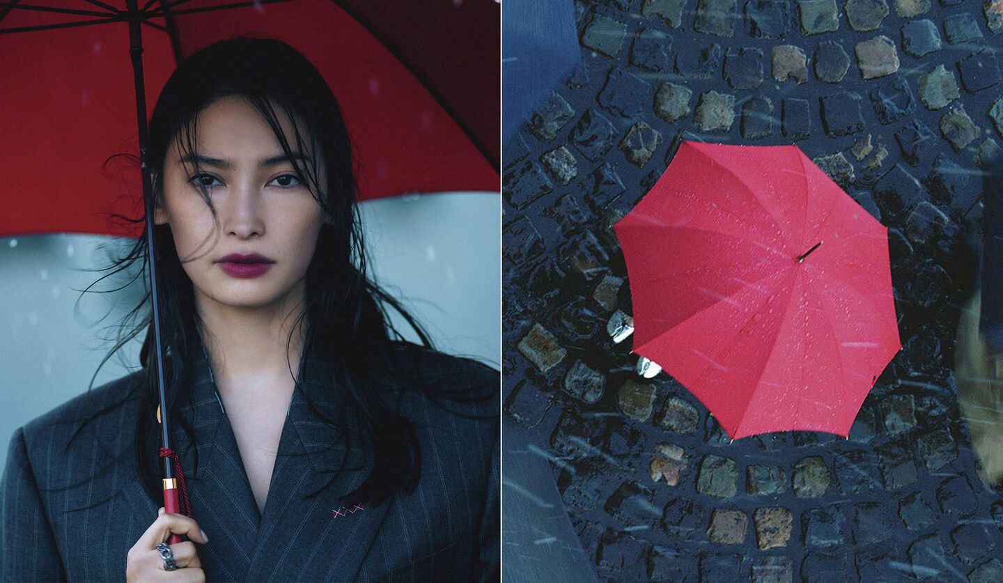 真紅色の傘をさす大政絢さんの写真