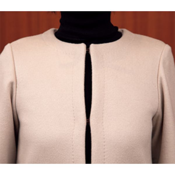 NGホックを留めたときに間が開く。