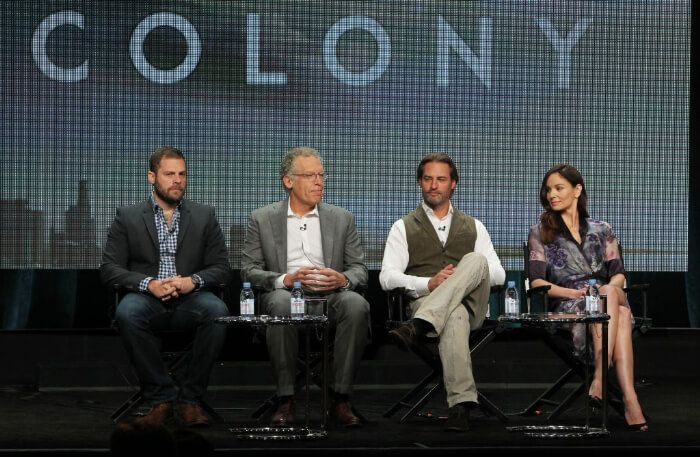 2015年8月 サマー TCA ツアー。左から、プロデューサーのライアン・コナル、プロデューサーのカートン・キューズ、ジョシュ・ホロウェイ、サラ・ウェイン・キャリーズ。