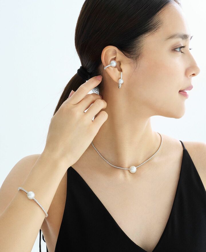 『プリヴェ』コレクション ネックレス［WG×DIA×パール］￥4,180,000・イヤカフ［WG×DIA×パール］￥990,000・ピアス［WG×DIA×パール］￥1,430,000・バングル［WG×DIA×パール］￥3,520,000（リトルリーグ インク〈ミズキ〉）　ワンピース￥36,300（ロンハーマン〈ロンハーマン〉） 