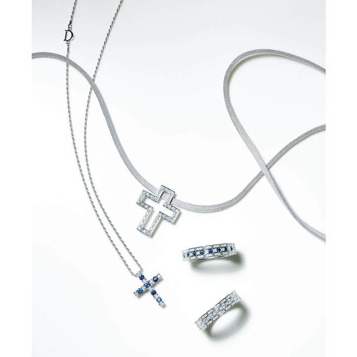 左／『ベル エポック』ネックレス[ホワイトゴールド×ダイヤモンド×サファイア]￥628,000・リング上から／[ホワイトゴールド×ダイヤモンド×サファイア]￥440,000・[ホワイトゴールド×ダイヤモンド]￥580,000（ダミアーニ 銀座タワー）、中央のレザーコード／私物