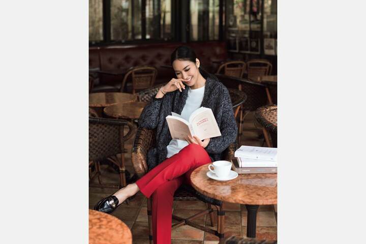 マックスマーラのカーディガン・パンツ［銀座三越限定］・エス マックスマーラのプルオーバー（マックスマーラジャパン）、ピアス・バングル・リング（ティファニー・アンド・カンパニー・ジャパン・インク）、靴（トッズ・ジャパン）