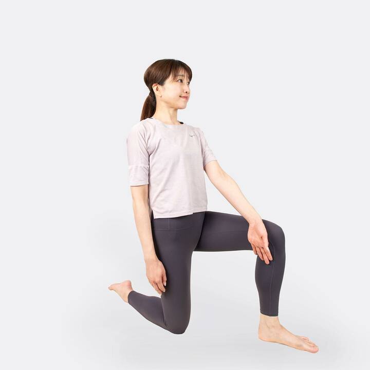 左膝を立て、左手を膝の脇につけてホールドする