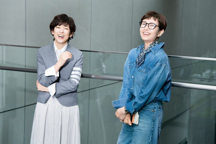 俳優の鈴木保奈美さんとスタイリストの犬走比佐乃さん