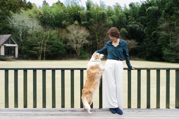愛犬・テテちゃん（5歳）と。彼女と触れ合う時間も、癒しのひととき。
