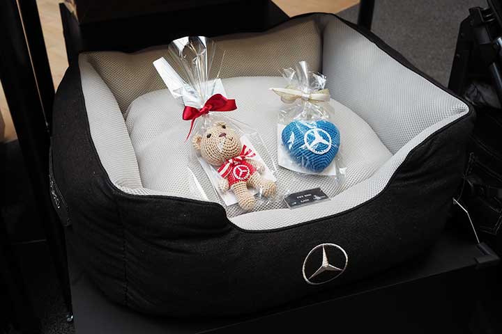 たっぷりした厚みに、肌触りや通気性のよさもこだわったペット用ベッド￥8,000［外寸約横62×奥行50×高さ20cm、内寸約横40×奥行29×高さ12cm］