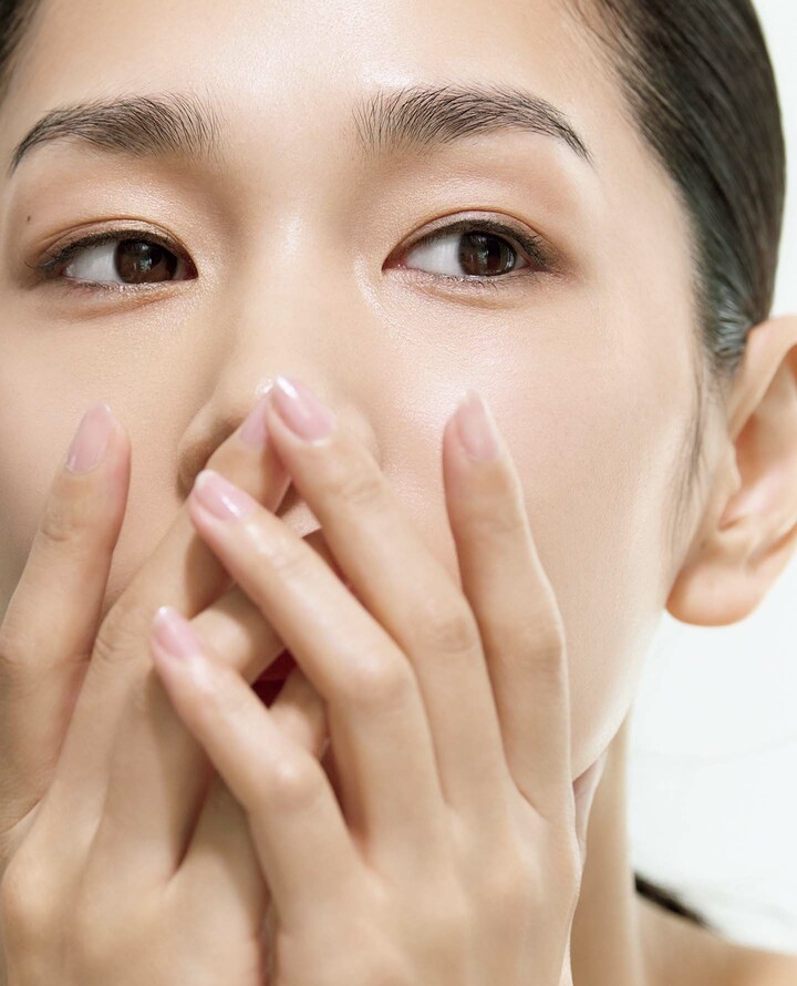 口元を手で抑えたモデルの大塚まゆかさん