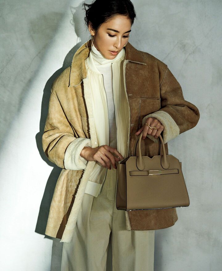 オーラリーのムートンブルゾンを着用したモデルの立野リカさん