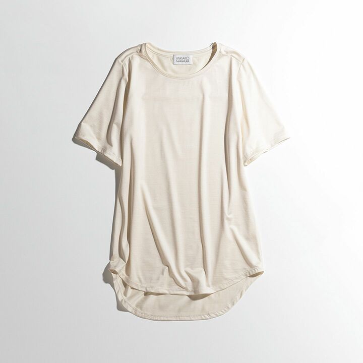 白Tシャツ￥28,000／サイズ展開：38、40（オリジナルサイズ）［シルク×ポリウレタン］（オールウェイズ〈MIKAKO NAKAMURA〉）　［Precious2019年8月号151ページ］