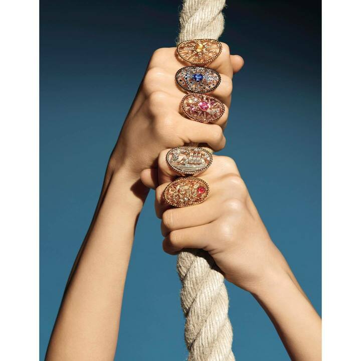 （上から）「セイラー タトゥー」リング［K18YG×イエローサファイア×ダイヤモンド］￥8,825,000・［K18WG×ブルーサファイア×ダイヤモンド］￥12,175,000・［K18PG×ピンクサファイア×ダイヤモンド］￥9,425,000・［K18WG×ダイヤモンド］￥8,250,000・［K18YG×レッドスピネル×オレンジサファイア×ダイヤモンド］￥9,425,000（すべて参考価格）