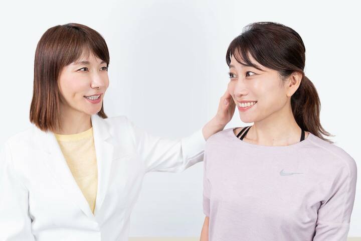 2人の女性　マッサージ指導をしている