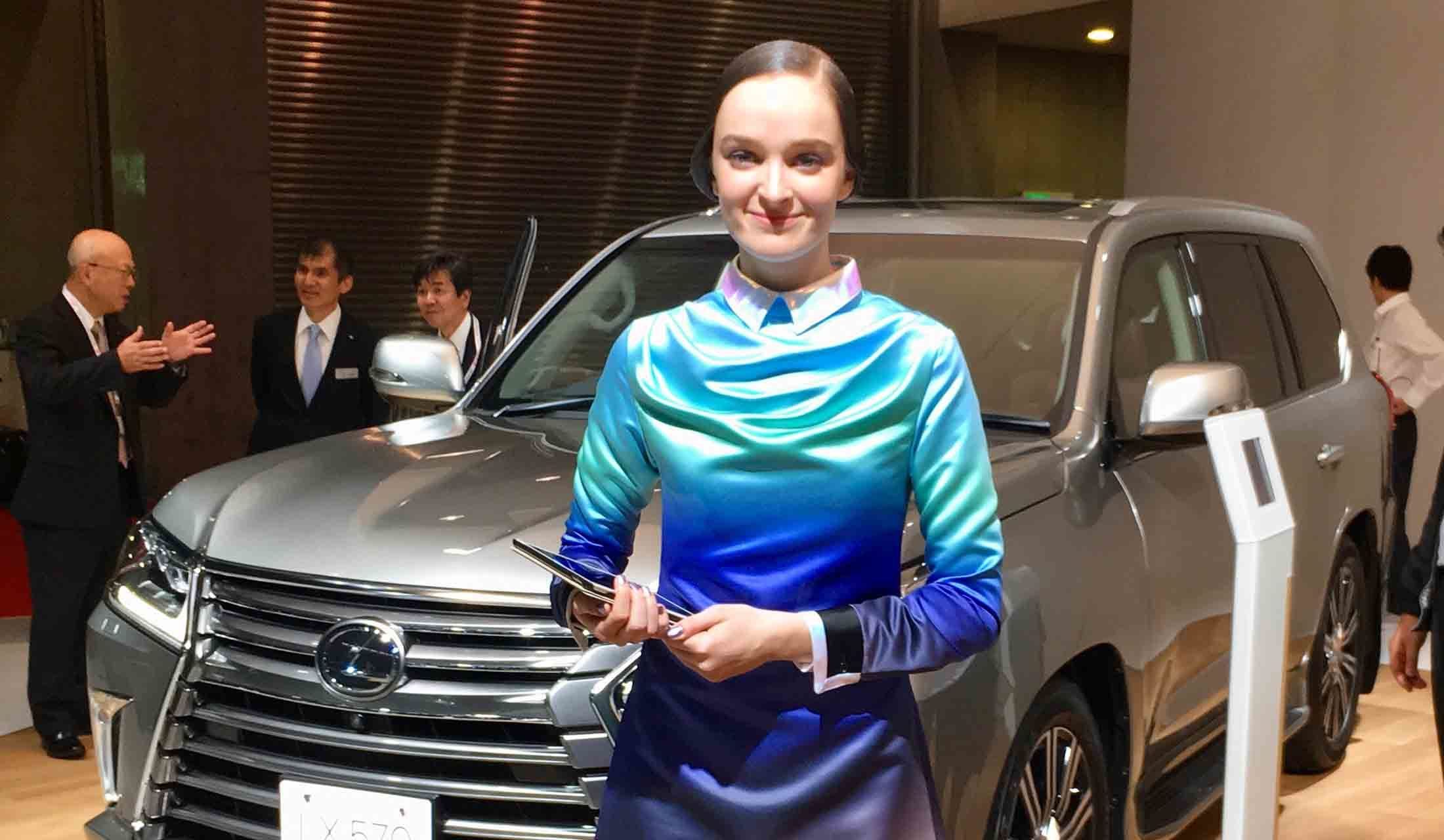 レクサスブースにて。知的で上品な雰囲気が漂う淑女。