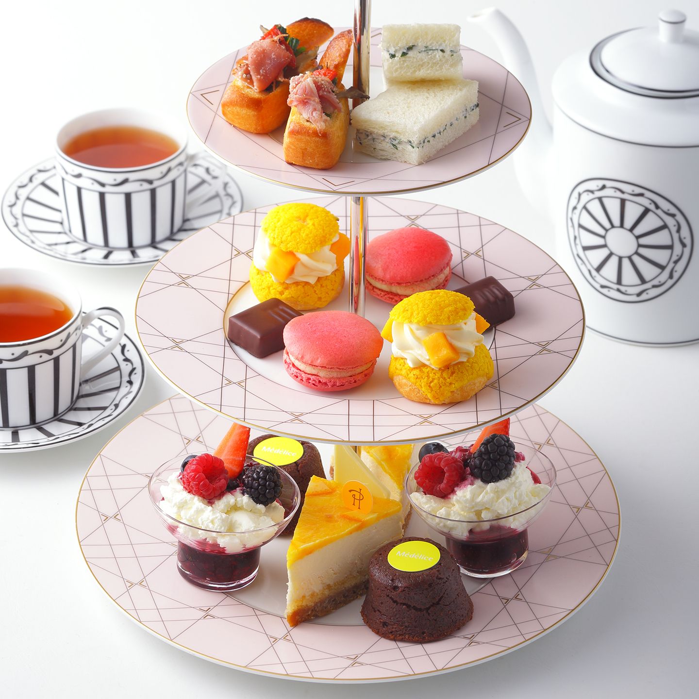 「Afternoon Tea(アフタヌーンティー)セット」¥11,593(サービス料・税込、提供期間/通年、提供時間/12:00〜)※季節により内容が異なる場合あり