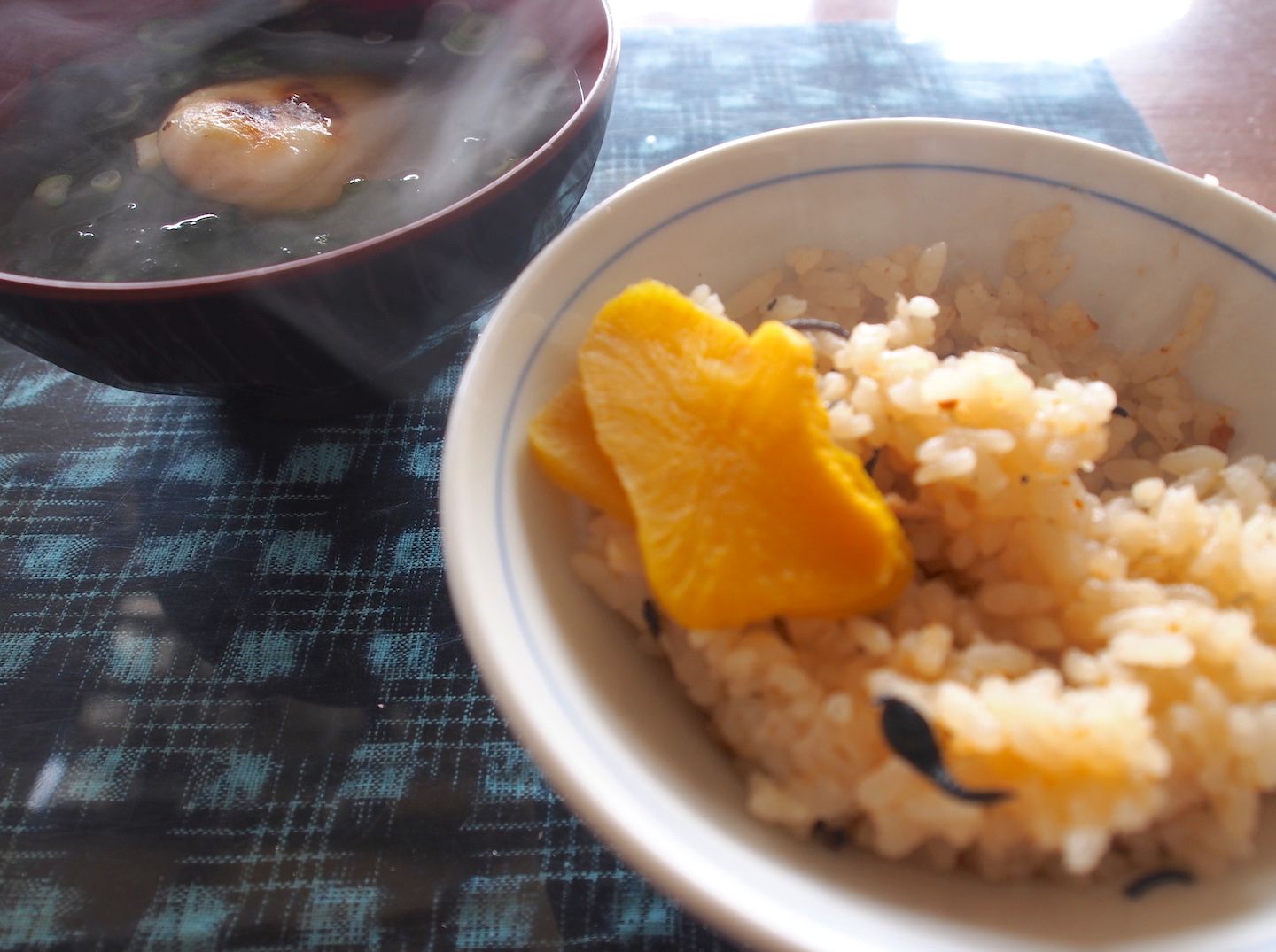 お餅入みそ汁とうにご飯