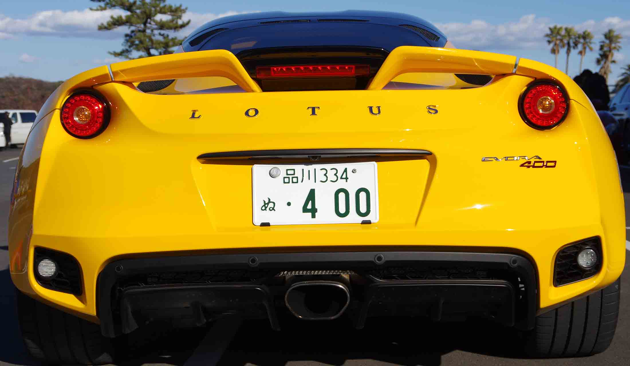 200km/h以上でのスピードで、強力なエアロダイナミクスを発揮するボディは、見た目にもエモーショナル。硬派で華やかな、英国製スーパーカーだ。
