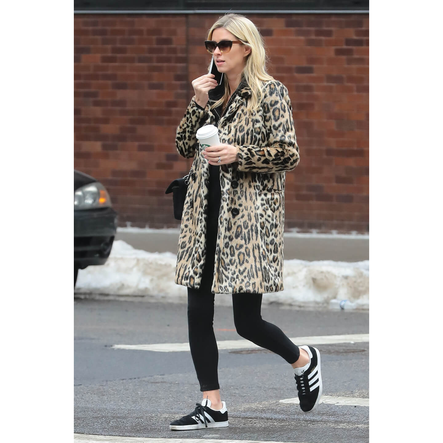 レオパード柄のチェスターコートを着こなすNicky Hilton(ニッキー・ヒルトン)氏