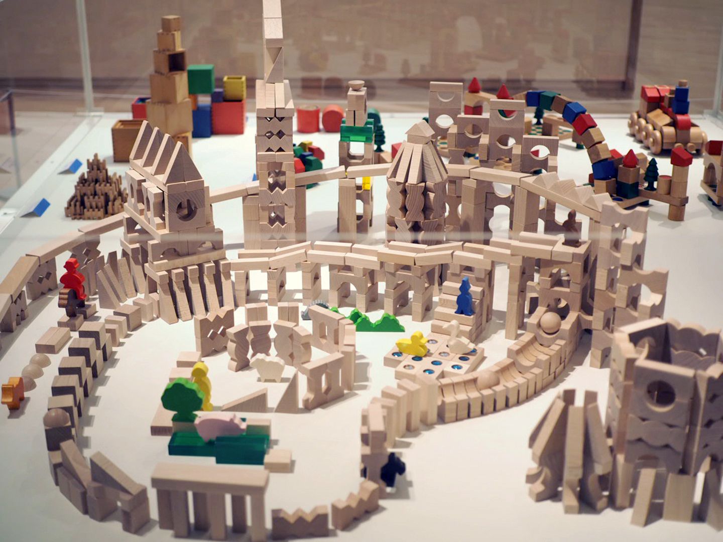 複数メーカーの積み木を組み合わせた、こんな大作も展示