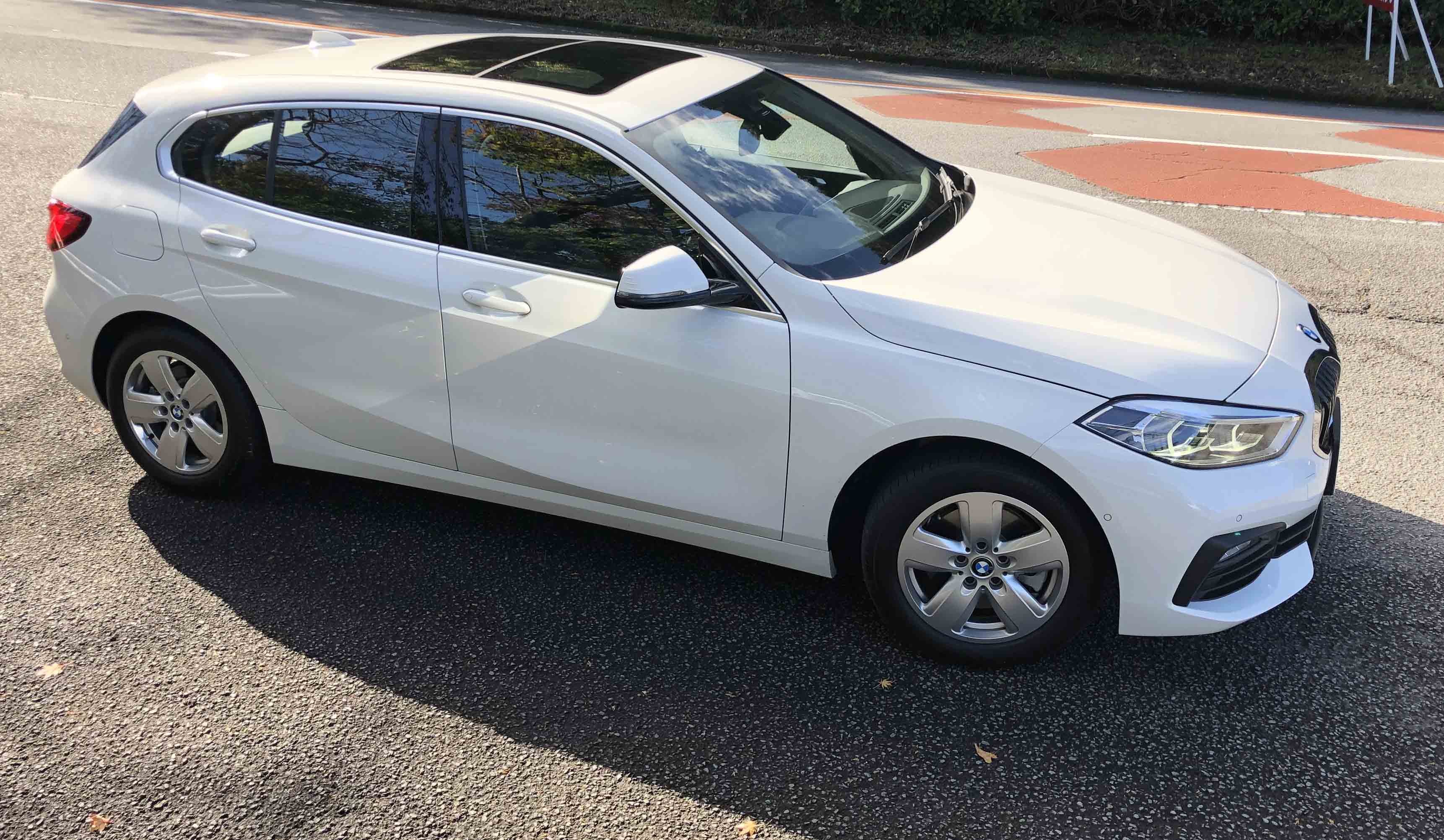 ウィンドウグラフィクスはBMWと一目でわかる(電動パノラマガラスサンルーフ)は15万円のオプション。