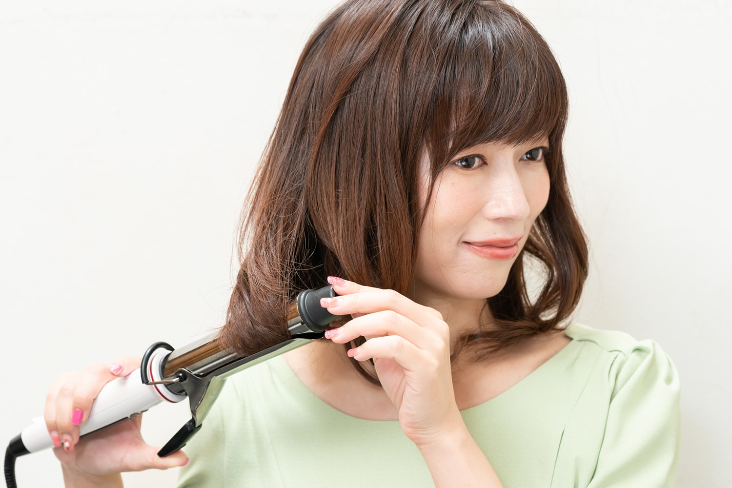 顔周りの髪は巻かず、その他すべての髪を内巻きにする。毛束は5㎝幅くらいをざっくりと取って毛先をワンカール。