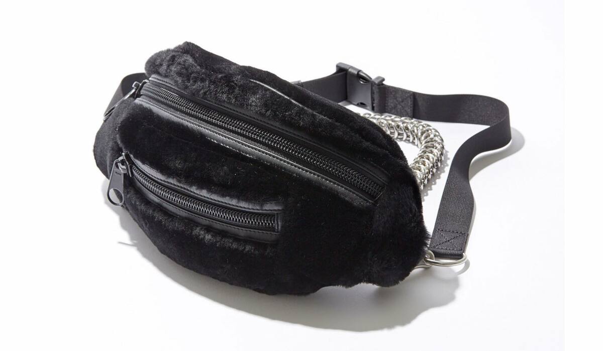 アレキサンダーワンのウエストポーチで、大人のカジュアルを上手に叶え