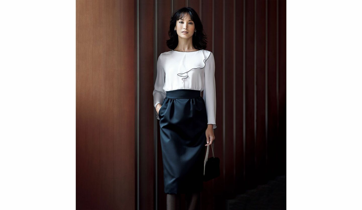 ジョルジオ アルマーニのサテンスカートトを着用しているモデルの黒田エイミさん