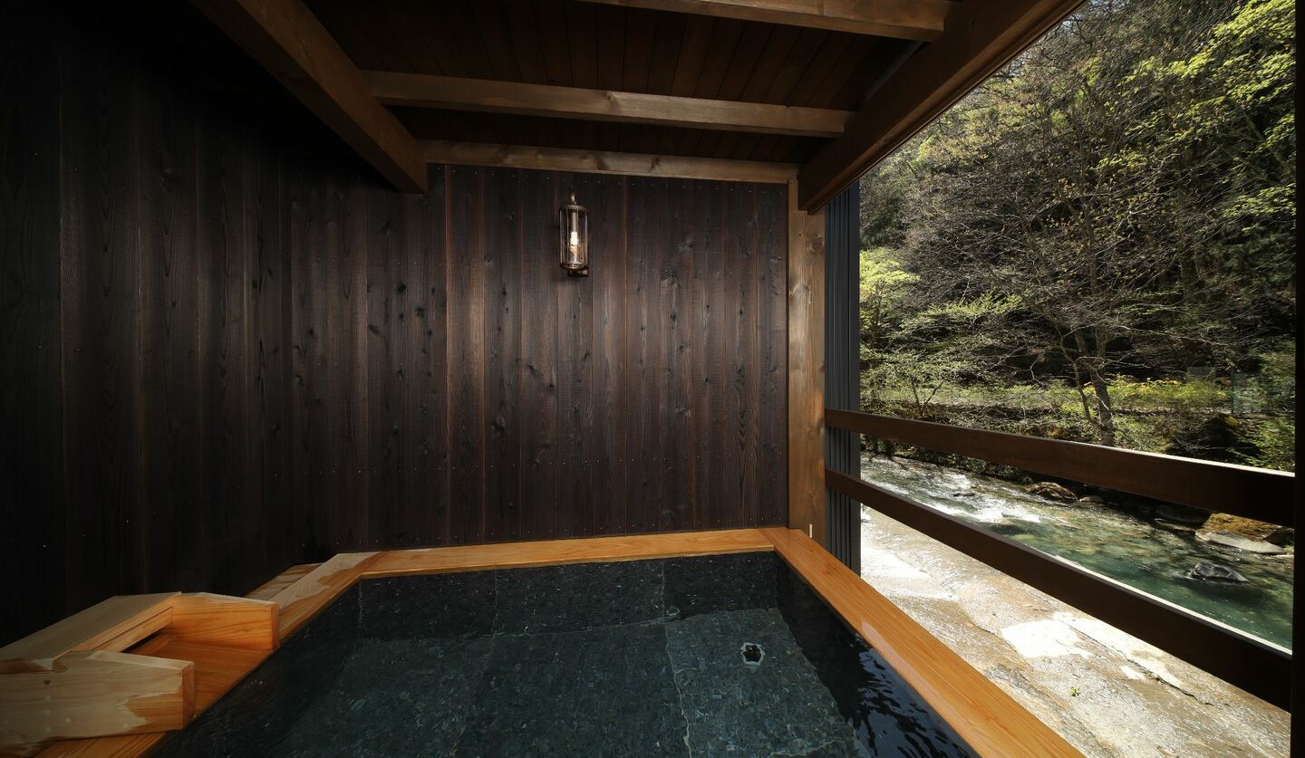 「渓声の宿 いずみや」の客室「水麗」の露天風呂
