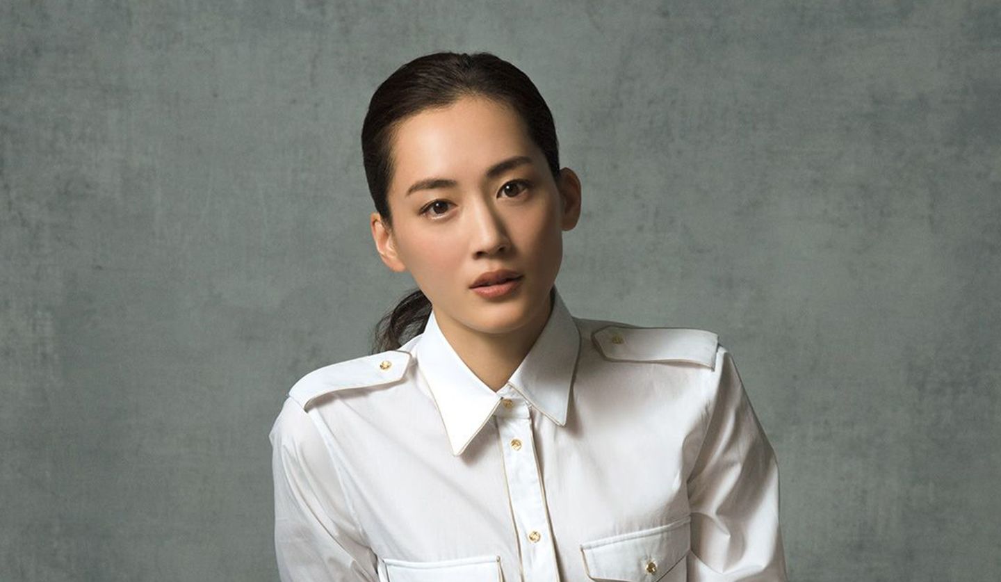 ザ・ロウ・ジャパンのシャツを着た女優・綾瀬 はるかさん。