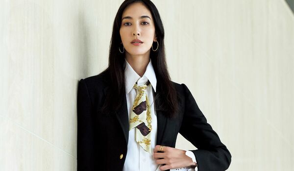 ボディラインを美しく演出する「セリーヌ」のジャケット|フィット感が心地よい“ジャストサイズ”で、クリーンな佇まいに