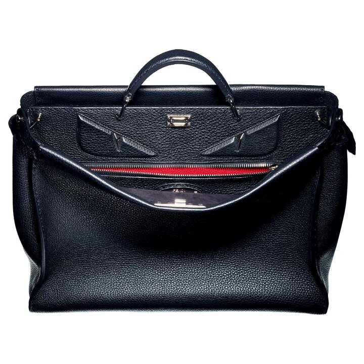 フロントを開けると、そこにはモンスターの目『バッグ バグズ』があしらわれている。しかも、ファスナーを開ければまるで赤い口のように見える仕掛けも。『ピーカブー』の特徴を生かしたユニークなデザインだ。大人の男の心にも響く、フェンディならではの遊び心。［縦31.5×横41×マチ16.5㎝］¥700,000（フェンディ）