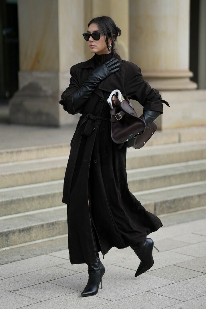 顔周りの後毛から覗くイヤリング、抱えて持ったバッグなど、小物のあしらい方が素敵。