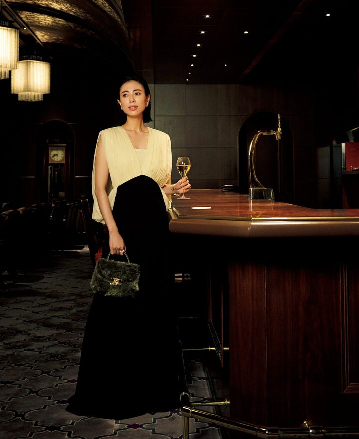 セリーヌのワンピースを着用したモデルの土屋巴瑞季さん