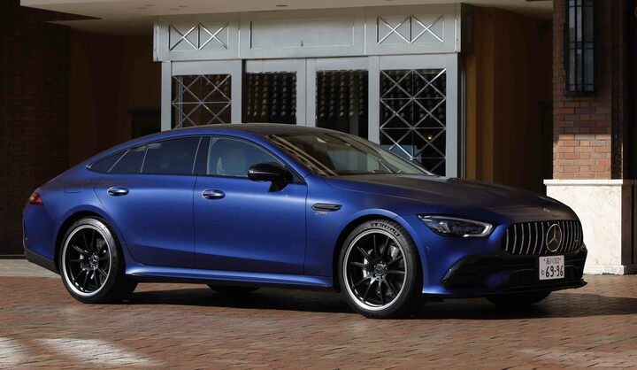 メルセデス・ベンツの4ドアクーペ「CLS」の基本骨格を元に開発された。それでもスタイリング、中身ともにAMGの世界が表現されている。