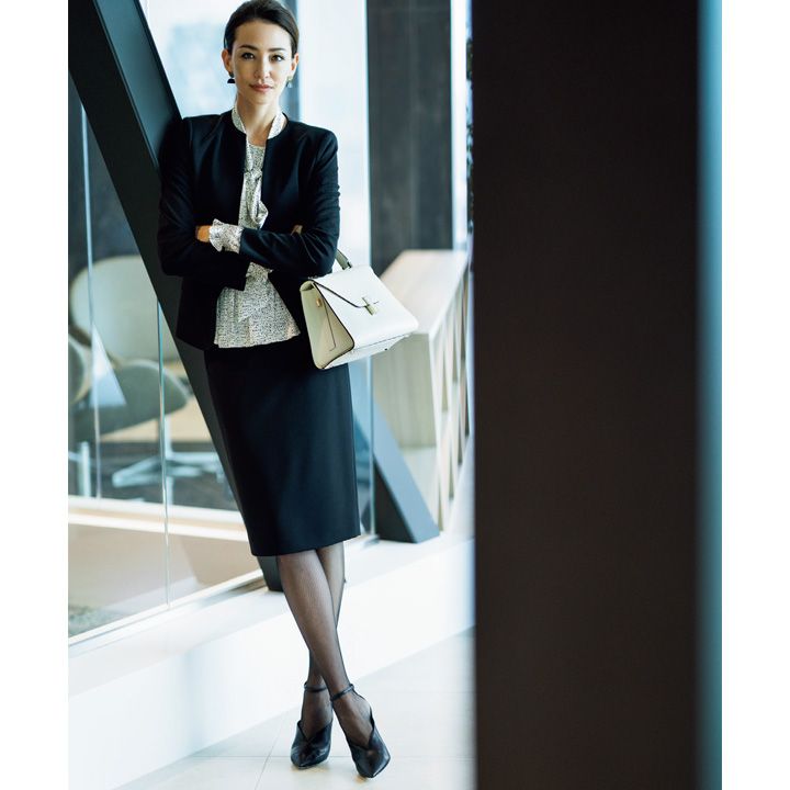 靴￥125,000【ヒール：8.5cm】（JIMMY CHOO）、MOGA WASHABLEのジャケット￥46,000・タイトスカート￥24,000・ブラウス￥24,000（MOGA）、ピアス￥11,000（バーニーズ ニューヨーク〈ソコ〉）、バッグ￥360,000（ヴァレクストラ・ジャパン）、タイツ￥3,500（ステッラ〈ピエールマントゥー〉）　[Precious2018年11月号197ページ]