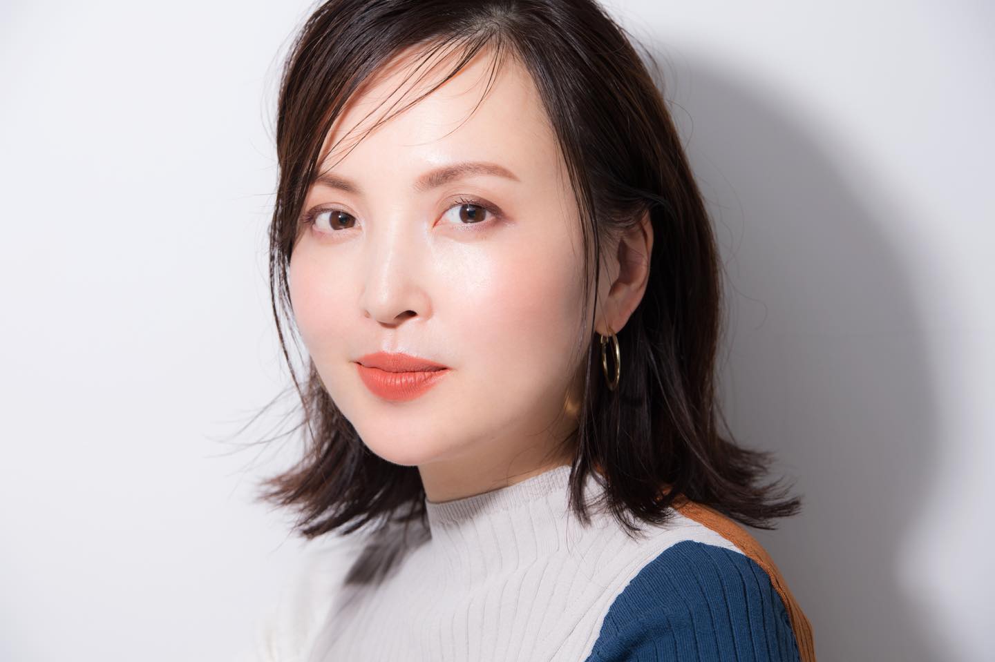 赤みブラウンを効かせ、アイラインなしで仕上げたアイメイク。抜け感のあるセンシュアルさがなんとも今っぽい仕上がりに。